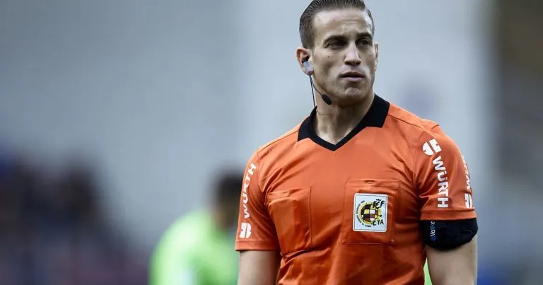 🚨 Polémica servida en el Sánchez-Pizjuán: Javier Alberola dirigirá el Sevilla–Elche con lupa en la jornada 4