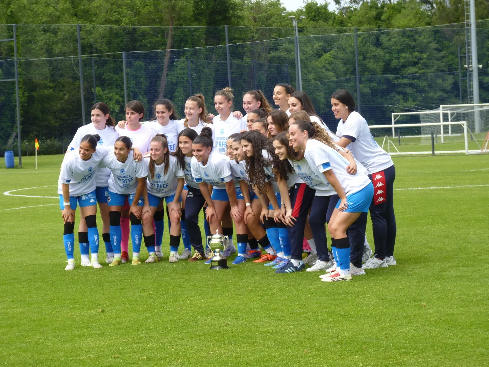 El Dépor B recibe pasillo, copa, ascenso y pone la goleada ante el Parquesol