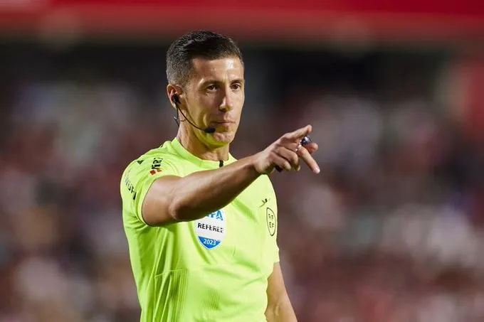 💥 Escándalo arbitral en el Clásico: Soto Grado, en el ojo del huracán tras un arbitraje para el olvido ⚡