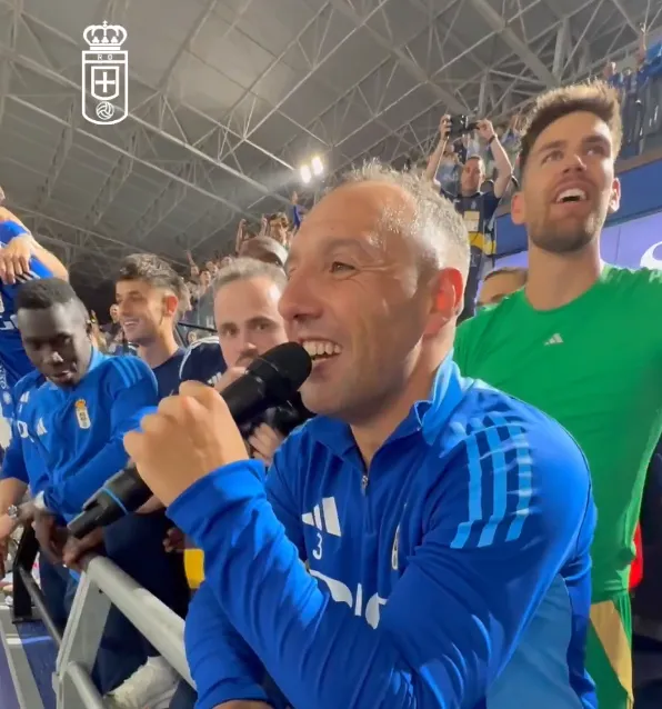 ¡Lágrimas, gol y gloria! Santi Cazorla rompe a llorar tras devolver al Oviedo a Primera 🥹⚽💙 | VIDEO