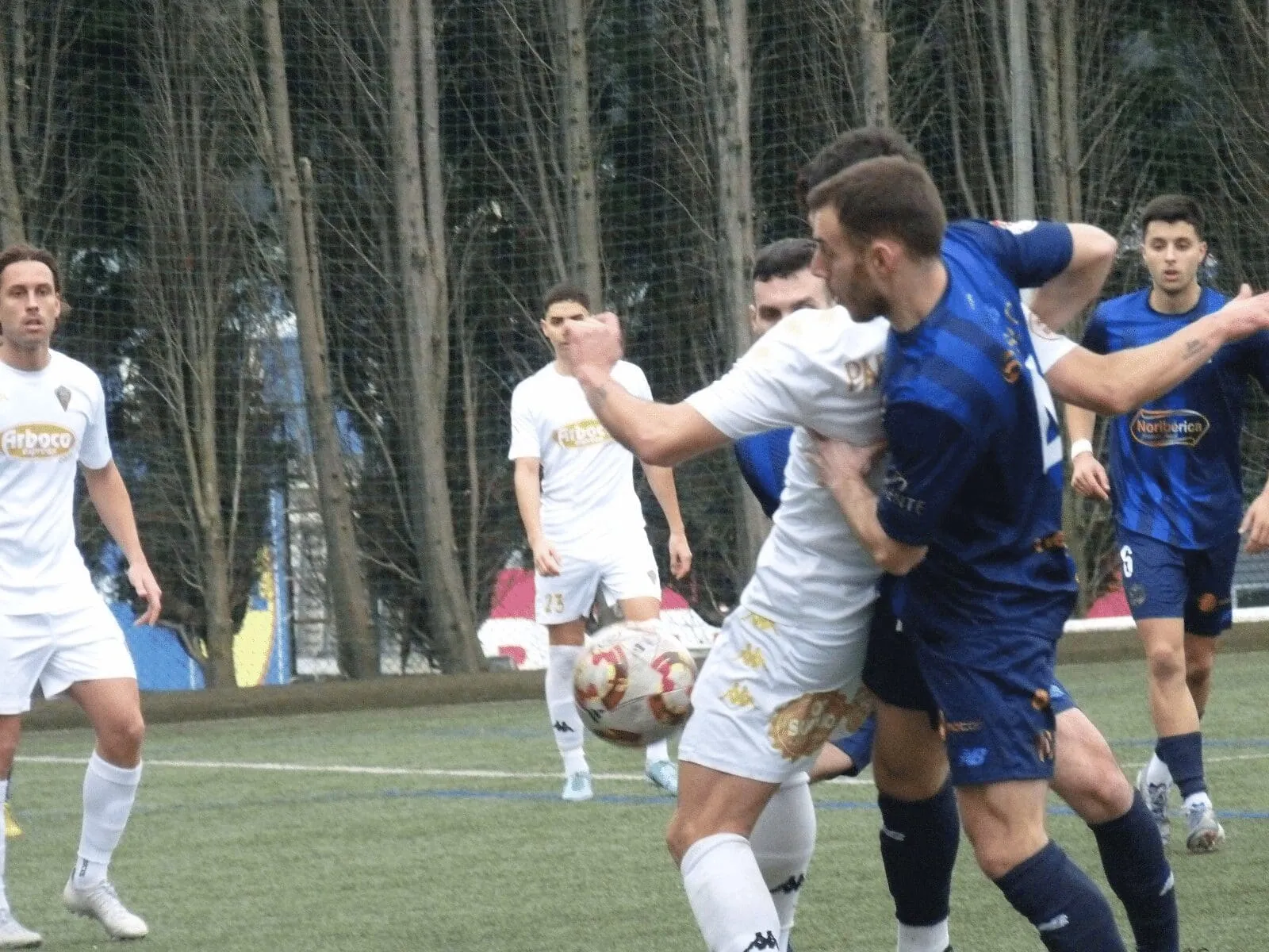 Silva, que falló un penalti, empata con el Estradense en un partido competido