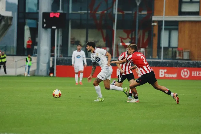 ⚡ El Pontevedra vuelve de vacío en Lezama: sin pólvora arriba y con castigo rojiblanco (1-0)