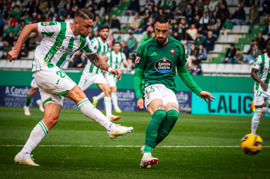 Alarma en el Racing de Ferrol: Erick Cabaco se retira lesionado del entrenamiento en A Gándara