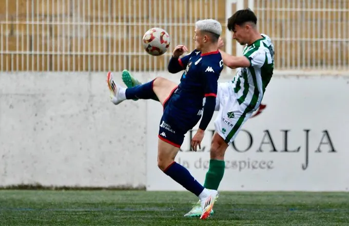 Un Fabril eficaz asalta Guijuelo y suma tres puntos clave en la lucha por el playoff