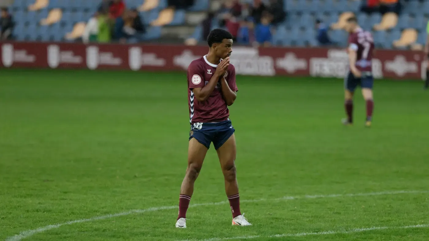Dalisson se despide de Pasarón rumbo al Córdoba tras poner al Pontevedra en Primera RFEF