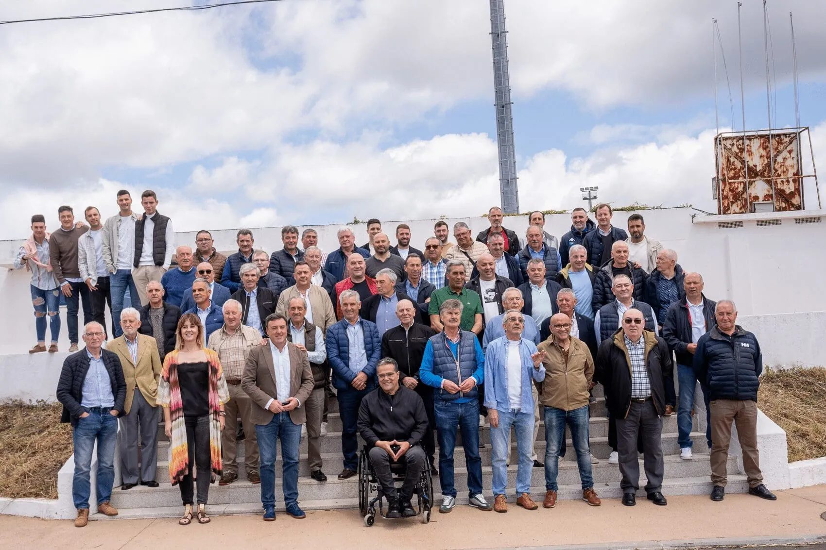 Histórico encuentro del fútbol en As Pontes: Más de 70 exjugadores y entrenadores se reúnen en la Cafetería O Lar