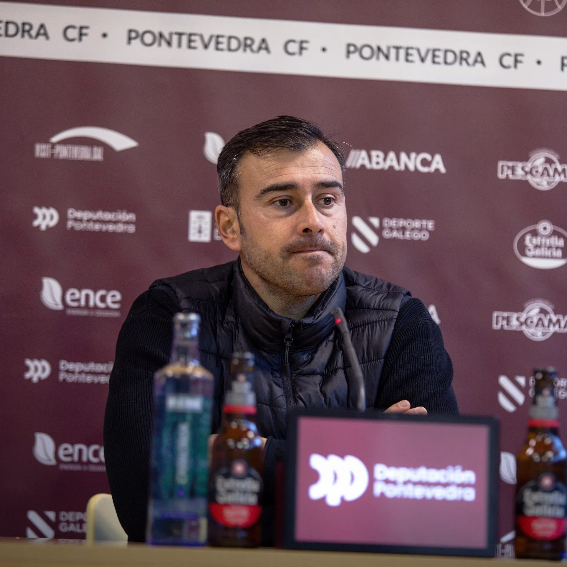 El Pontevedra oficializa la marcha de Yago Iglesias y se abre la carrera por el banquillo de Pasarón