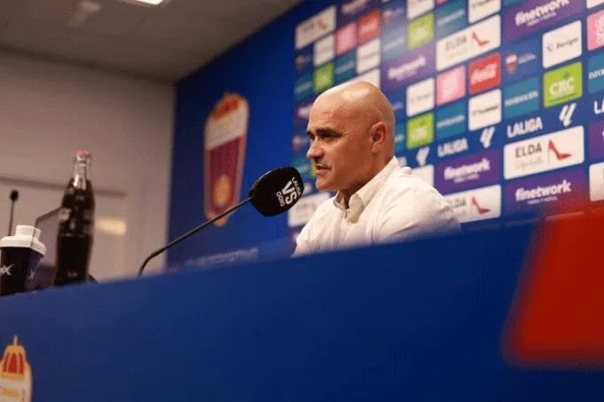 "Indignación en el Deportivo: Gilsanz denuncia arbitraje caótico en Anduva"