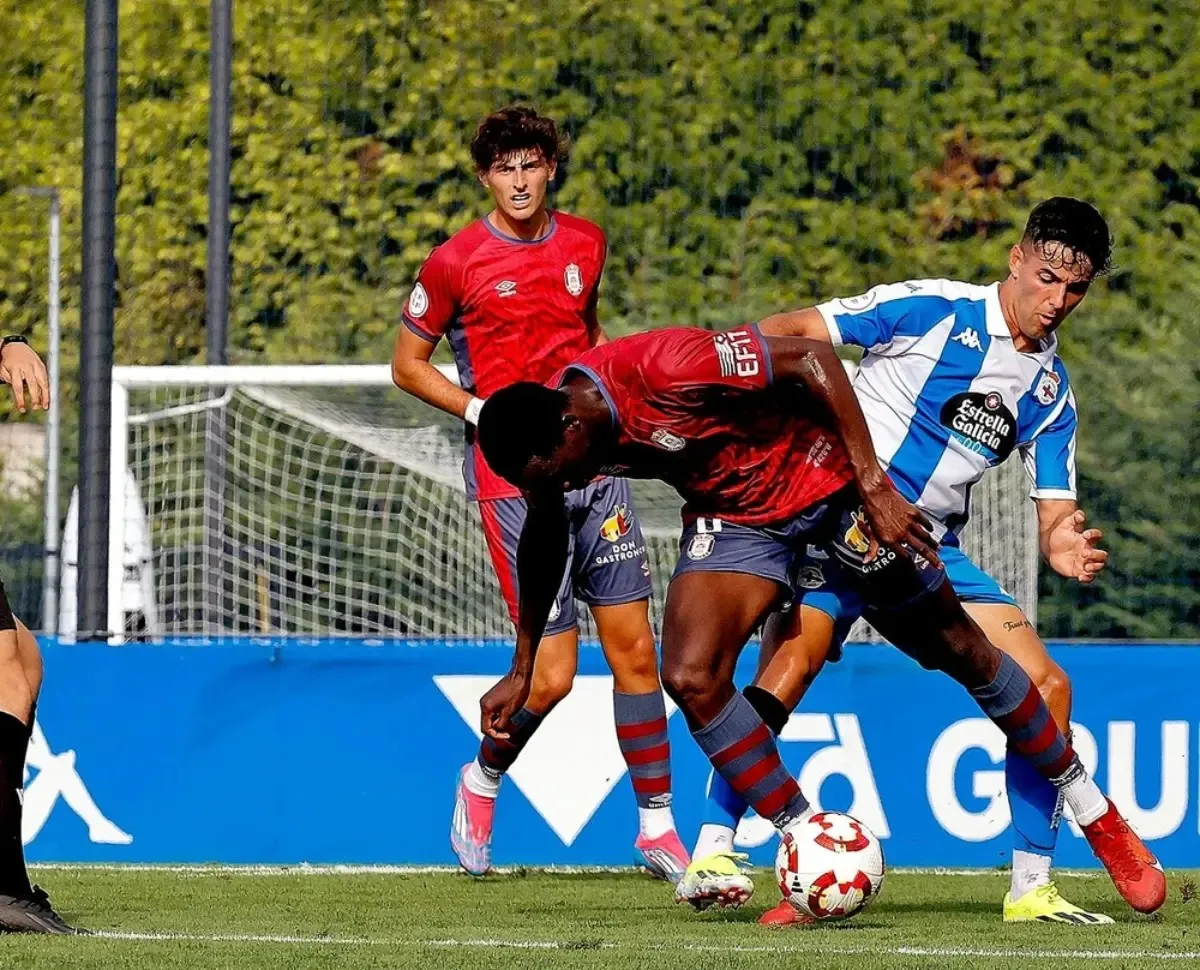 Adilson se une al C.D. Arenteiro: potencia, experiencia y equilibrio para el centro del campo