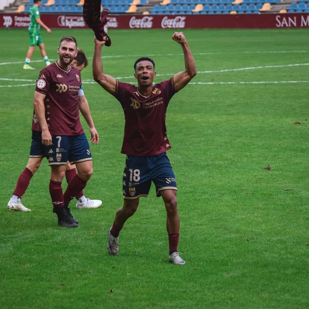 El Pontevedra vuelve a sonreír en Pasarón (2-1)