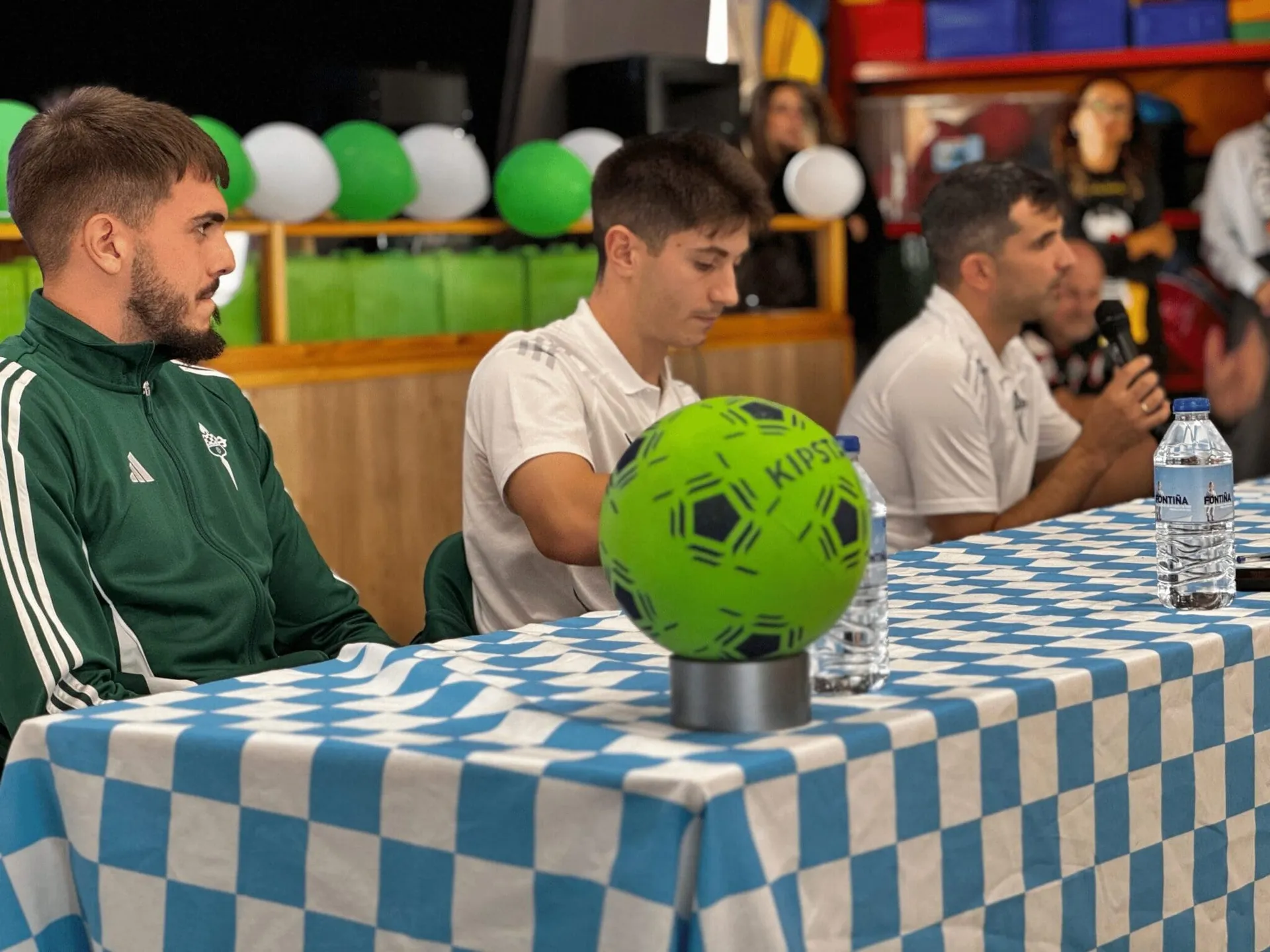 Los jugadores del Racing de Ferrol visitan el CEIP Cruceiro de Canido: Una mañana de fútbol y valores (VIDEO)