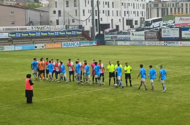 Concheiro desata la locura en A Lomba: el Arosa revive en el 95’ y se agarra al sueño del play-off (3-2)