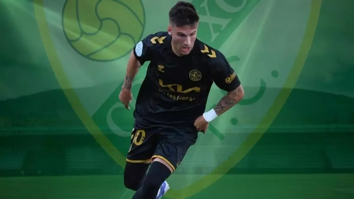 El Coruxo incorpora a Izan González para agitar su ataque