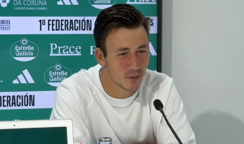 “Estoy listo para jugar y ayudar al equipo”: Saúl García, presentado con el Racing de Ferrol