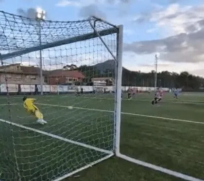 Un gol de Mike y dos penaltis detenidos por Toni dan la victoria al Valladares ante el Arteixo (VIDEOS)