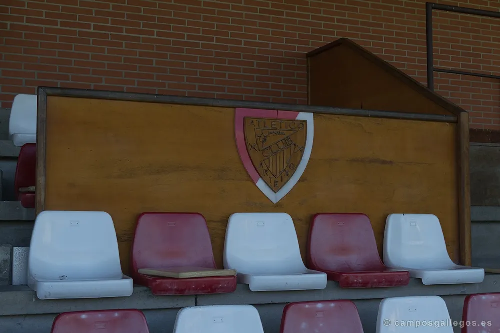 Chema y el poste salvan al Noia en un partido loco ante el Atlético Arteixo