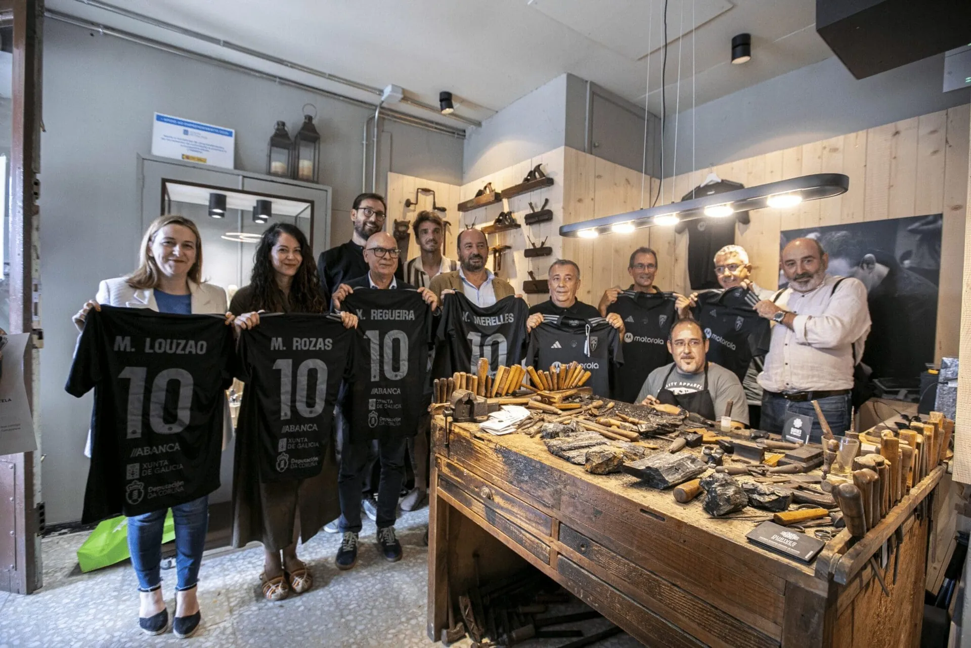 La SD Compostela revoluciona su imagen con una camiseta de azabache: fútbol y tradición gallega unen fuerzas