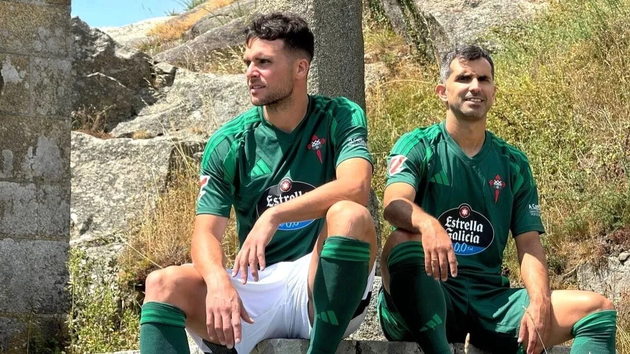 El Racing desvela su nueva equipación con un pequeño guiño a Chamorro