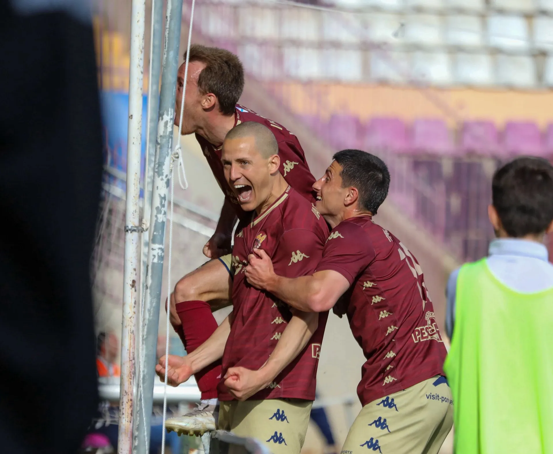 El Pontevedra ya roza el ascenso tras ganar en el Helmántico (1-3)