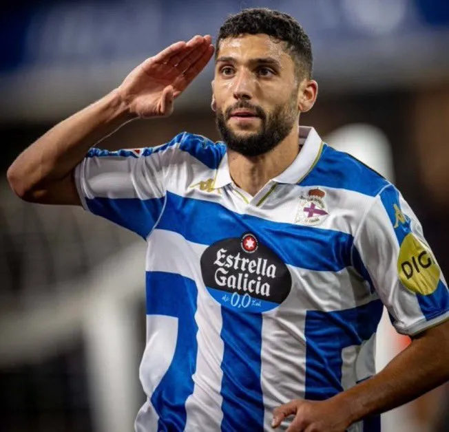 El Oviedo se fija en Zakaria Eddahchouri y puede agitar la delantera del Deportivo