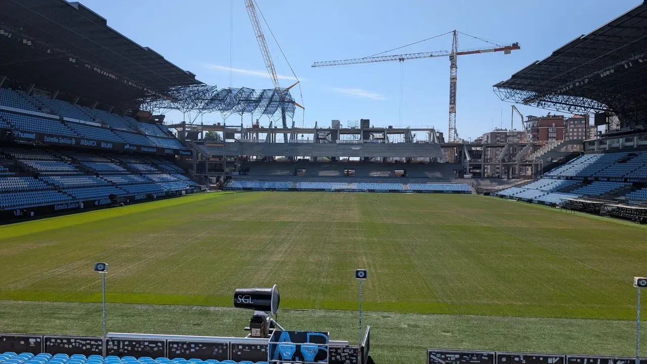 El hongo de Balaídos aplaza el debut del Celta y le devuelve el atasco que quiso evitar