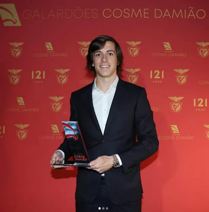 El Benfica corona al ferrolano Álvaro Carreras como su nueva joya