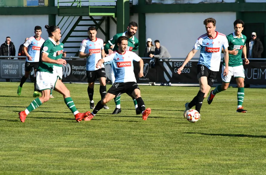 Victoria de oficio: El Coruxo impone su pegada y supera al Compostela